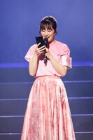 生配信の視聴者のコメントを読む佐々木彩夏。（撮影：塚田亮平）