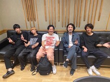 岡崎体育「Hospital」の参加メンバー。左からマシネ・アカルイネ、でらし（ハンブレッダーズ）、岡崎体育、鈴鹿秋斗（夜の本気ダンス）、須田原生（Bentham）。