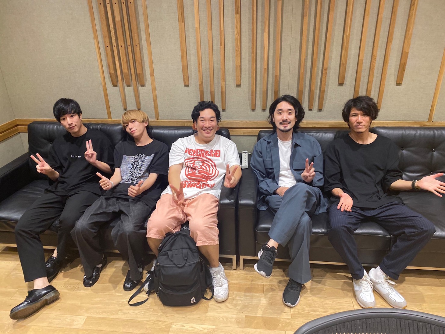 岡崎体育「Hospital」の参加メンバー。左からマシネ・アカルイネ、でらし（ハンブレッダーズ）、岡崎体育、鈴鹿秋斗（夜の本気ダンス）、須田原生（Bentham）。