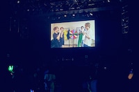 アバンティーズの楽屋からの生中継映像。（撮影：後藤壮太郎）