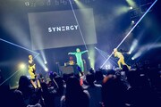 SKY-HIがルーレットで決定した衣装で「Yellow Animals」を披露するアバンティーズ。(撮影:後藤壮太郎)