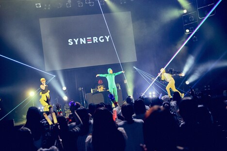 SKY-HIがルーレットで決定した衣装で「Yellow Animals」を披露するアバンティーズ。(撮影:後藤壮太郎)