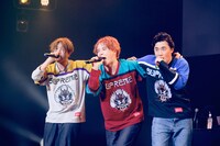 肩を組んで歌唱するアバンティーズ。（撮影：後藤壮太郎）