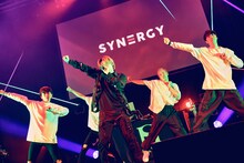 ダンサーを引き連れパフォーマンスするSKY-HI。（撮影：後藤壮太郎）