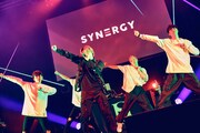 ダンサーを引き連れパフォーマンスするSKY-HI。(撮影:後藤壮太郎)
