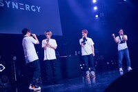 ライブ後のMCでトークを楽しむアバンティーズとSKY-HI。（撮影：後藤壮太郎）