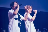 そらちぃ（アバンティーズ / 左）とSKY-HI（右）。（撮影：後藤壮太郎）