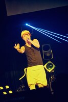 ヒヨコふうの衣装で歌唱するツリメ（アバンティーズ）。（撮影：後藤壮太郎）