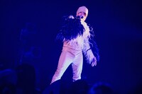 ダチョウらしきものに紛したそらちぃ（アバンティーズ）。（撮影：後藤壮太郎）