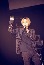 軽快なトークで観客を楽しませるSKY-HI。（撮影：後藤壮太郎）