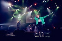 「SOBER ROCK -Remix-」を歌唱するSKY-HI（左）とNovel Core（右）。（撮影：後藤壮太郎）