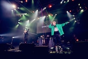 「SOBER ROCK -Remix-」を歌唱するSKY-HI(左)とNovel Core(右)。(撮影:後藤壮太郎)