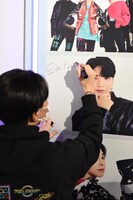 ボードにメッセージを入れる中川勝就。