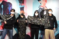 グッズのタオルを掲げるOWV。