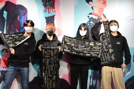 グッズのタオルを掲げるOWV。