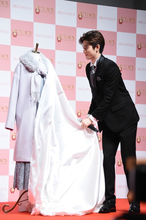 「大人クールモテスタイル」をお披露目する中島裕翔(Hey! Say! JUMP)。