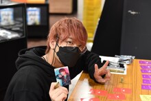 特典フォトカードにサインをした本田康祐。
