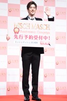 カメラに手を振る中島裕翔（Hey! Say! JUMP）。