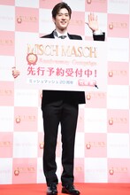 カメラに手を振る中島裕翔（Hey! Say! JUMP）。