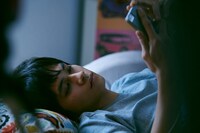 映画「明け方の若者たち」より。