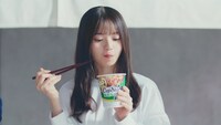 「カップスターCM『そば・うどん』編」のワンシーン。
