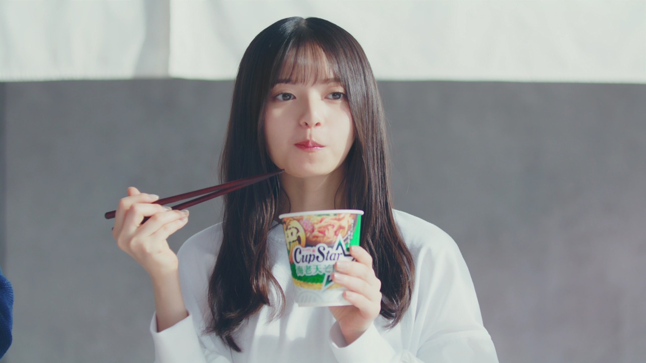 「カップスターCM『そば・うどん』編」のワンシーン。