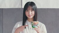 「カップスターCM『検証！そばの挽きぐるみ』編 / 乃木坂46」のワンシーン。
