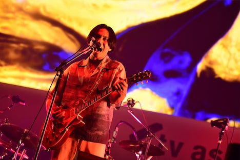 はっとり（マカロニえんぴつ / Vo, G）（撮影：岸田哲平）