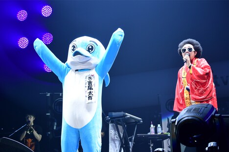 イルカの吉尾くんとレキシ。（撮影：岸田哲平）