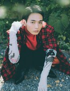 「装苑男子vol.42」より青木柚。（撮影：今城純）