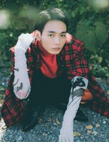 「装苑男子vol.42」より青木柚。（撮影：今城純）