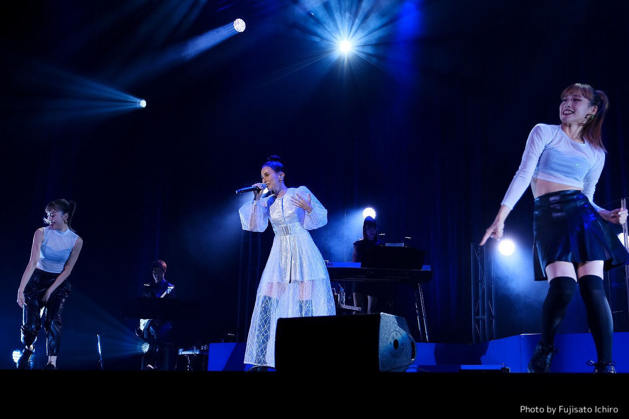 「May J. 15th Anniversary Tour 2021 - Euphoria -」ファイナル公演の様子。