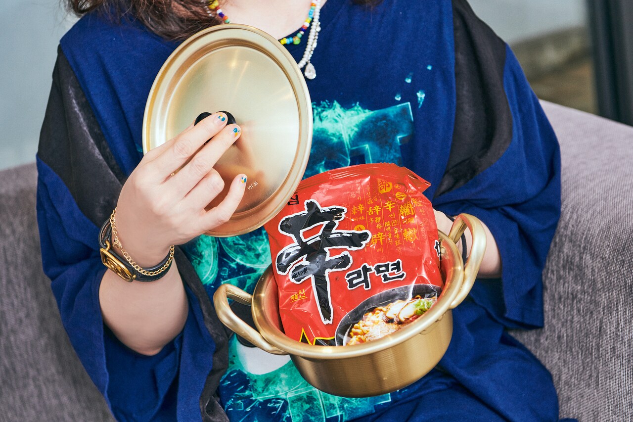 「辛ラーメン」とお鍋のセット。店頭では2人前サイズも取り扱いあり。