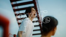 雨のパレード「Override」ミュージックビデオより。
