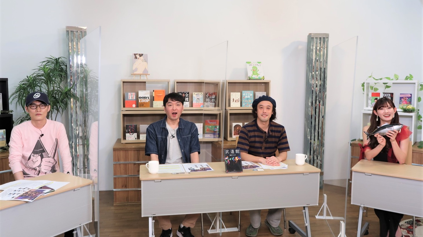左から原カントくん、今立進（エレキコミック）、やついいちろう（エレキコミック）、川村文乃（アンジュルム）。