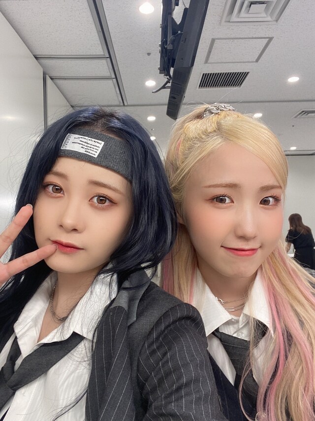 左から横山結衣、本田仁美（AKB48）。