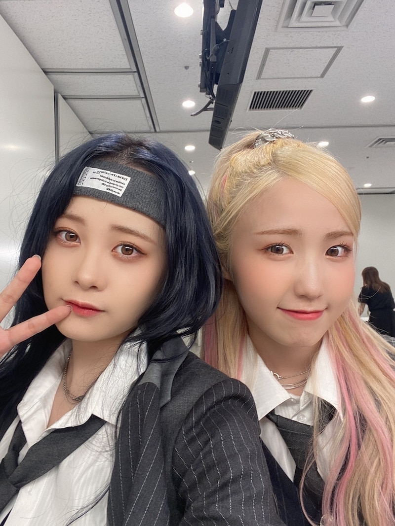 左から横山結衣、本田仁美（AKB48）。