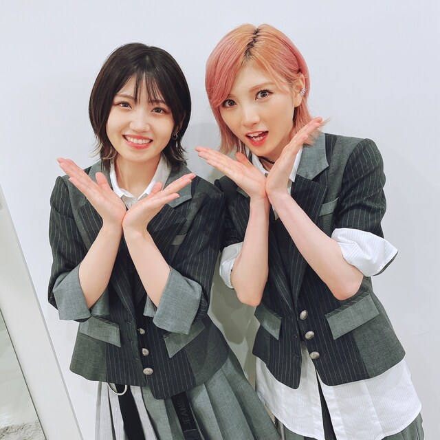 左から村山彩希、岡田奈々（AKB48）。