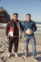 左から姫野和樹、リッチー・マコウ。(c)ニュージーランド政府観光局