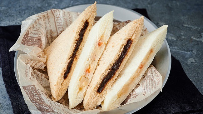 「ランチパック ブラックカレーとクラムチャウダー風」