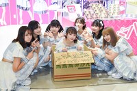 明日10月1日に発売される雑誌「ヤングガンガン」の撮影で自身がデコレーションしたダンボールに入る岸みゆと、囲むメンバー。