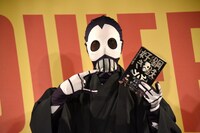 自著を指差すKOBAMETAL。