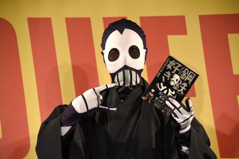 自著を指差すKOBAMETAL。