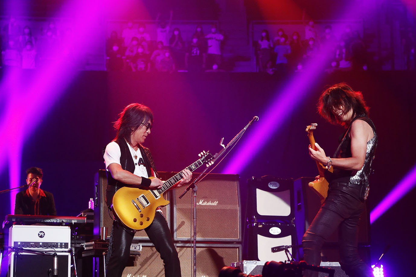 左から松本孝弘（B'z / G）、TAKURO（GLAY / G）。