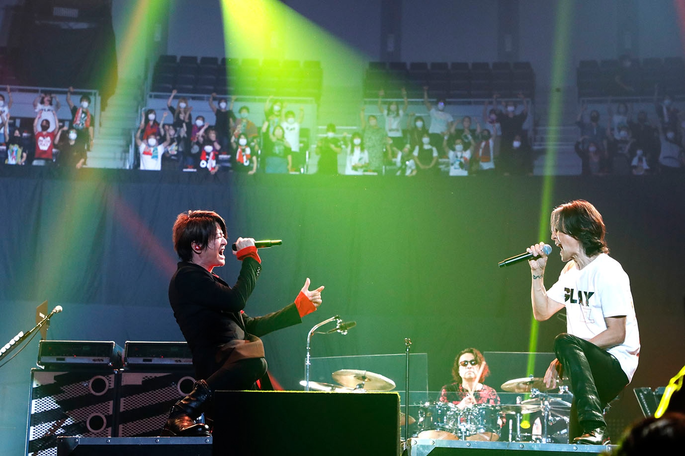 左からTERU（GLAY / Vo）、稲葉浩志（B'z / Vo）。