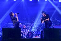 左から稲葉浩志（B'z / Vo）、桜井和寿（Mr.Children / Vo, G）。
