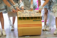 明日10月1日に発売される雑誌「ヤングガンガン」の撮影で岸みゆがデコレーションしたダンボール。