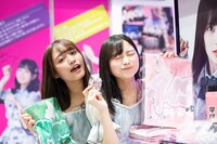 自分のグッズをアピールする池田メルダ（左）と宇咲（右）。