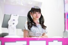 店員になりきる小鳥遊るい。