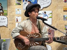 演奏中のナオト・インティライミ。（写真提供：UNIVERSAL SIGMA）